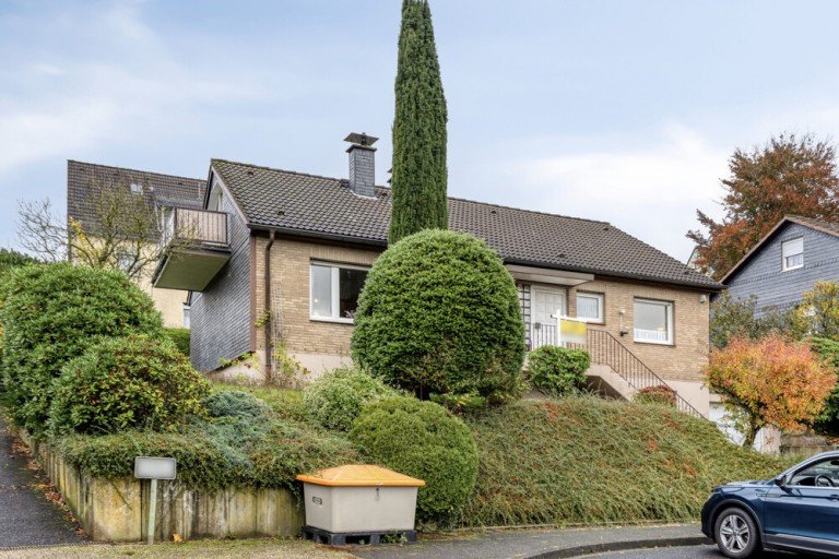 Ansicht Radevormwald / Dahlerau Einfamilienhaus Hier k�nnen Sie den Sommer im eigenen Garten genie�en.