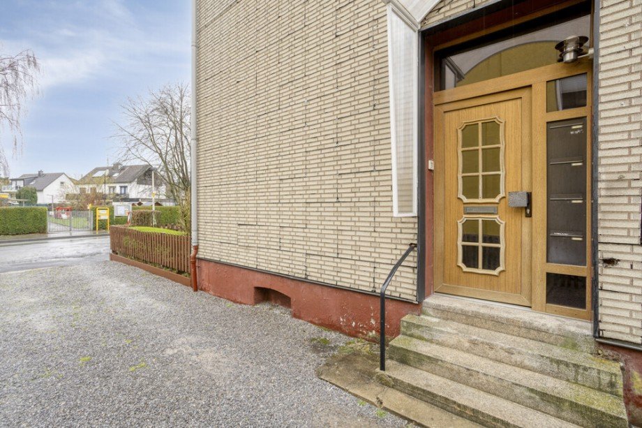 Eingang Mehrfamilienhaus Solingen / Merscheid